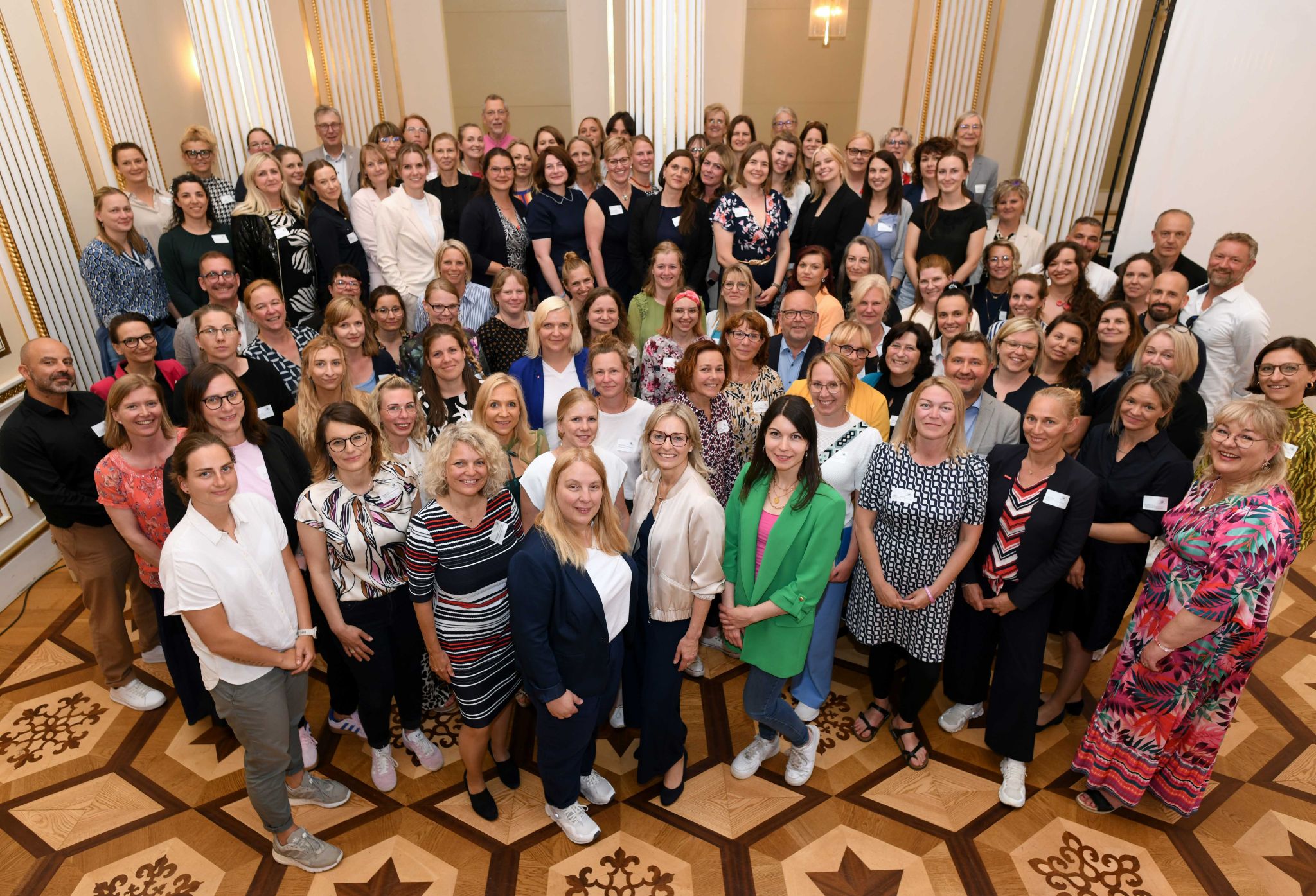 Cross-Mentoring-Programm „Aufstieg in Unternehmen– Mentoring für Frauen in der Wirtschaft in MV“